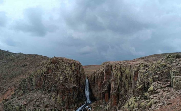 Bingöl’de Çır Şelalesi, karların erimesiyle coştu