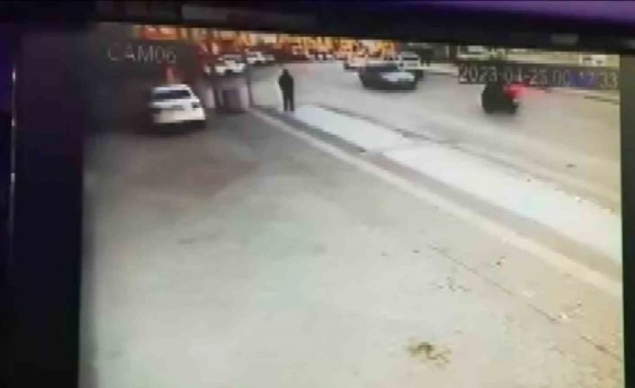 Biri ters şeride girdi, diğeri vurup kaçtı... Hayrete düşüren kaza kamerada