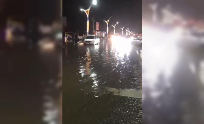 Bitlis’te sağanak yağış sonrası cadde ve sokaklar dereye döndü