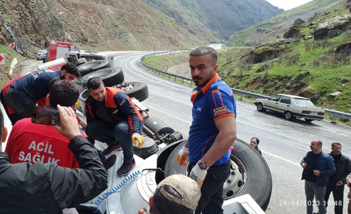 Bitlis’te yakıt dolu tır devrildi: 1 yaralı