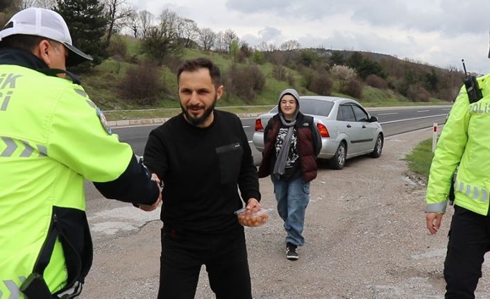 Bolu’da bir sürücü kendi için aldığı tatlıyı görev yapan polis ekiplerine vererek bayramlaştı