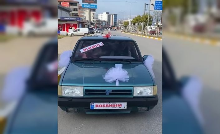 Boşandıktan sonra aracını gelin arabası gibi süsledi, ayrılığı şehir turu yaparak kutladı