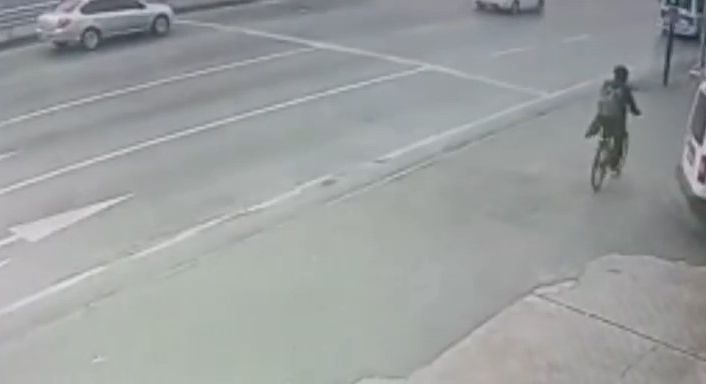 Bursa’da yolun karşısına geçen bisikletli adama otomobil böyle çarptı