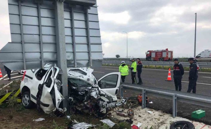 Çanakkale’de feci kaza: Anne ile oğlu hayatını kaybetti, baba ağır yaralı