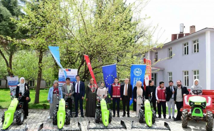 Çatak’ta çiftçilere hibe destekli makine ve ekipman dağıtıldı