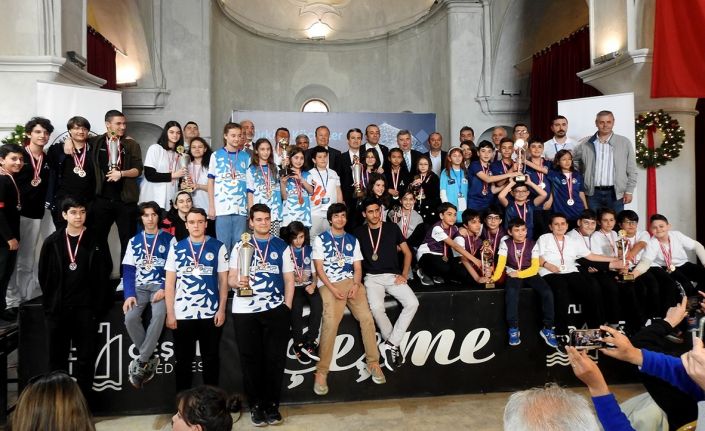 Çeşme’deki satranç şampiyonasında ödüller sahiplerini buldu