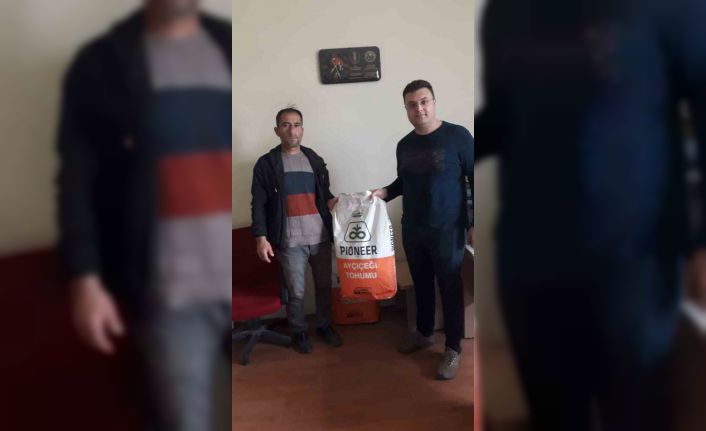 Çiftçilere yüzde 75 hibe destekli 500 kilogram ayçiçeği tohumu dağıtıldı