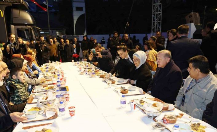 Cumhurbaşkanı Erdoğan: “Deprem turistleri kendi sahte gündemlerinin içinde kaybolup gitse de biz onların peşinden gitmeyeceğiz”