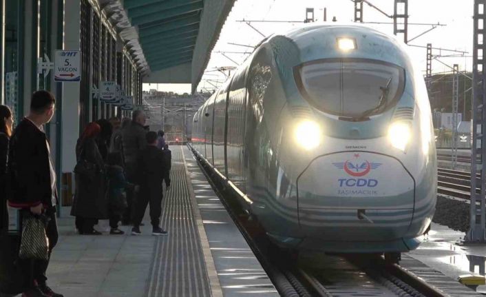 Cumhurbaşkanı Erdoğan duyurmuştu, ücretsiz seyahatler başladı: Vatandaşlar YHT garına akın etti