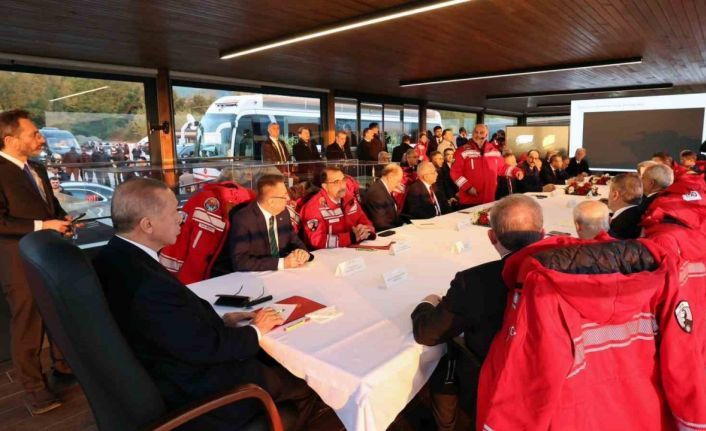 Cumhurbaşkanı Erdoğan, Karadeniz gazı işleme tesislerini havadan inceledi