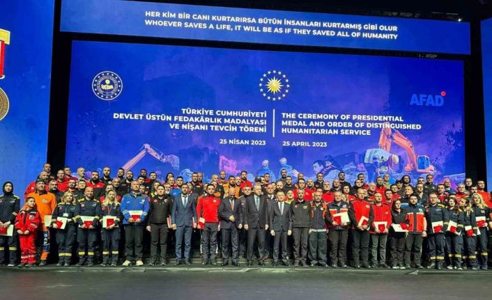 Cumhurbaşkanı Erdoğan’dan Ümraniye Belediyesi Sivil Savunma Arama Kurtarma Ekibi’ne Devlet Üstün Fedakârlık Madalyası