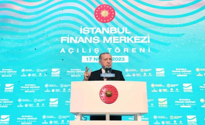 Cumhurbaşkanı Recep Tayyip Erdoğan İstanbul Finans Merkezi açılış töreninde açıklamalarda bulunuyor. Erdoğan, "Bu merkez aynı zamanda çevreye saygılı, doğa dostu, sıfır atık uyumlu vasıflarıyla da örnek bir projedir" dedi.