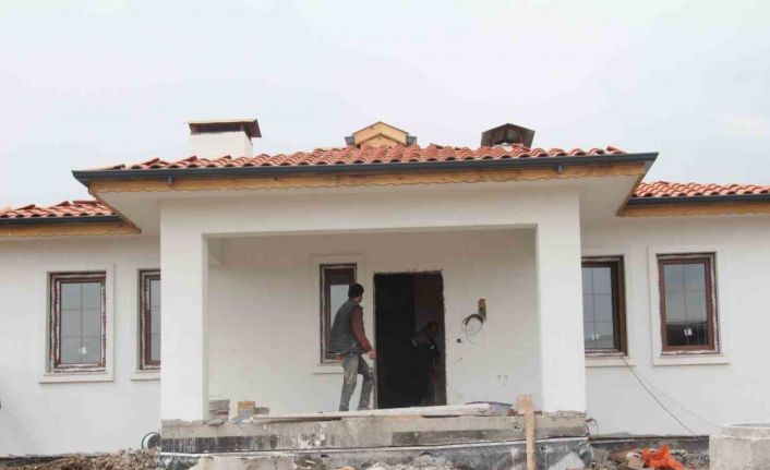Deprem bölgesinde yapılan köy evlerinin ilk etabı bayramda teslim ediliyor