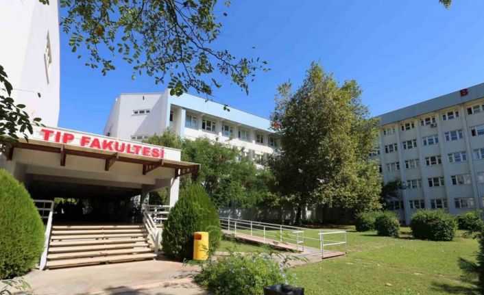 Deprem bölgesindeki tıp fakültesi öğrencileri uygulamalı eğitim alıyor