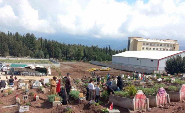 Deprem hüzünlü hikayeler bıraktı: Yakınlarını kaybedenler mezarlıkları ziyaret etti