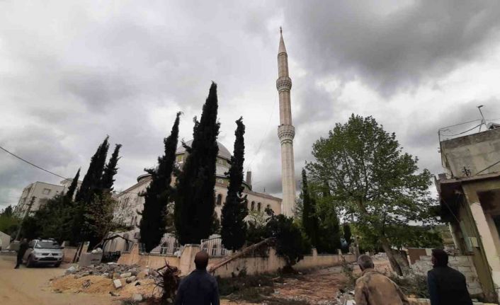 Depremde hasar gören minare için yıkım tepkisi