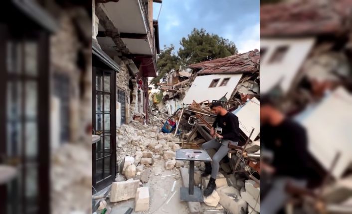 Depremde yerle bir olan eski Antakya sokaklarında "Hatıran Yeter" şarkısını söyledi