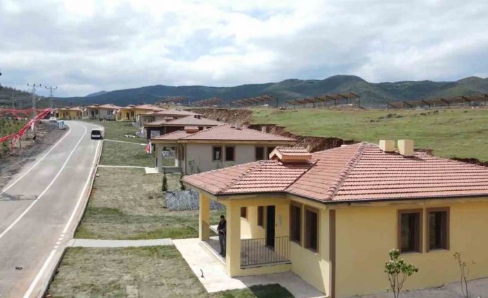 Depremden 76 gün sonra üç köyde yapımı tamamlanan köy evlerinin teslimi yapıldı
