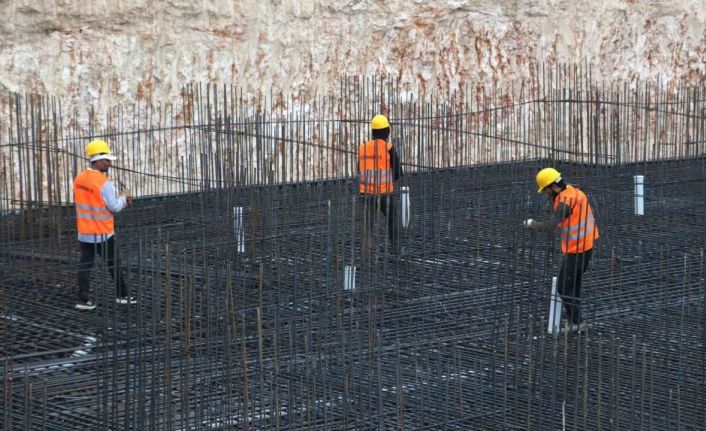 Depremin ardından inşaatlar başladı, 20-30 bin liraya çalıştıracak kalifiye işçi bulunamıyor