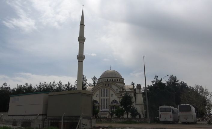 Depremin vurduğu camide dikkat çeken görüntü: Minarelerden biri yıkıldı, diğeri kaldı