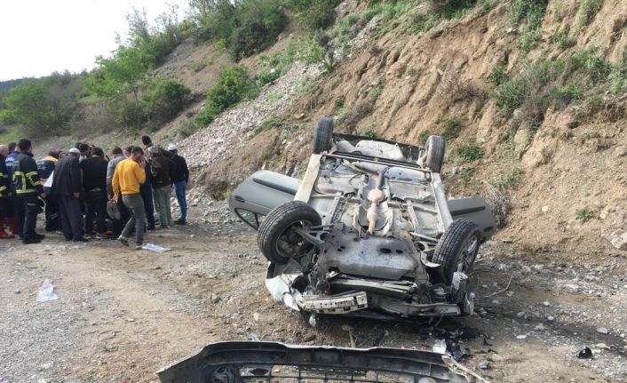 Dere yatağına devrilen otomobildeki iki kişi yaralandı