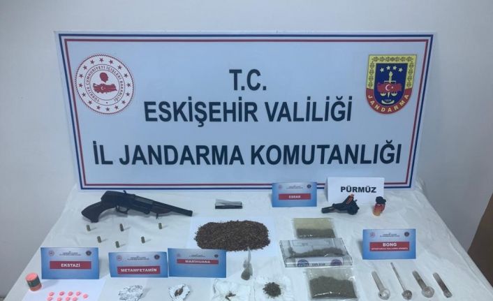 Devriye esnasında şüphelenilen 3 şahsın üzerinde, ikametinde ve aracında uyuşturucu bulundu