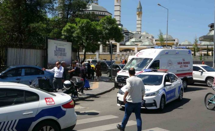 Diyarbakır’da otomobiller kavşakta çarpıştı: 2 yaralı