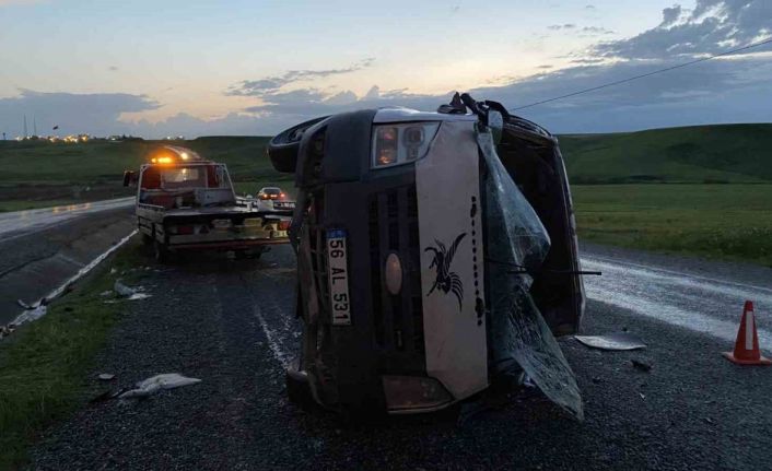 Diyarbakır’da yolcu minibüsü devrildi: 1’i ağır 9 yaralı