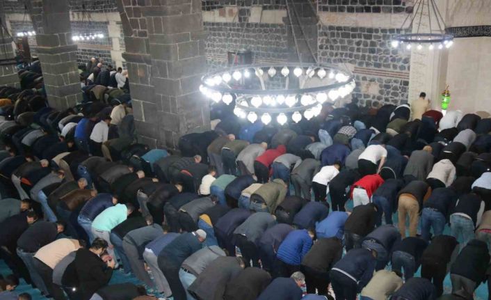 Diyarbakır’da yüzlerce vatandaş bayram namazı için tarihi Ulu Cami’ye akın etti