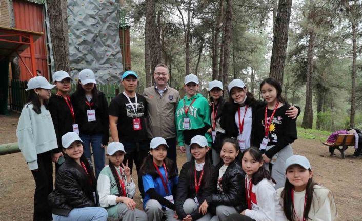 Dünya çocukları Başakşehir Belediye Başkanı Kartoğlu’nu ziyaret etti