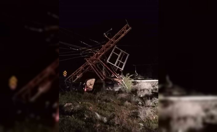 Ehliyetsiz sürücünün çarptığı elektrik direği aracın üzerine devrildi, 3 kişi yaralandı