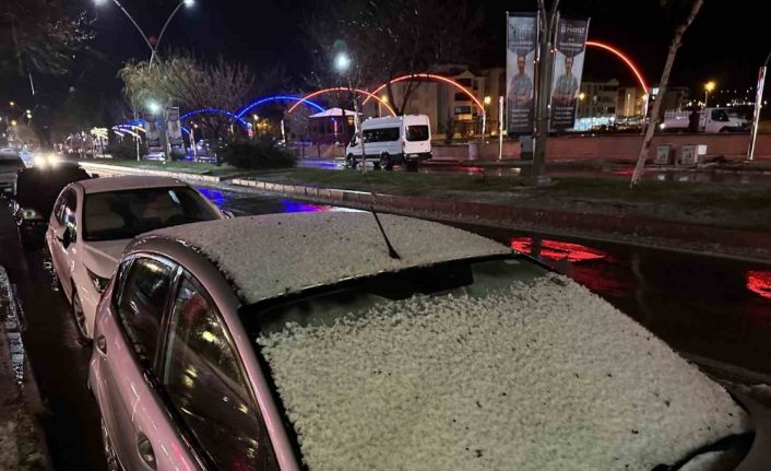 Elazığ’da dolu ve sağanak hayatı felç etti