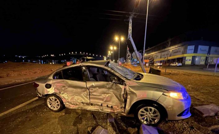 Elazığ’da tır ile otomobil çarpıştı: 1’i ağır 3 yaralı