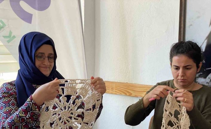 Engelli kadınlar ürettikleri el işi ürünlerle becerilerini geliştiriyor