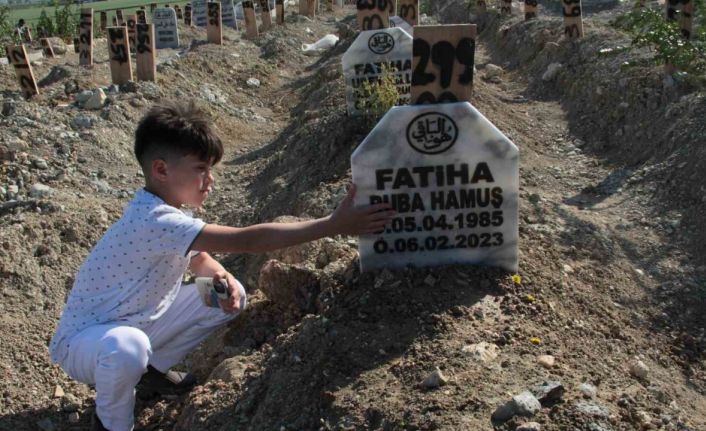 Enkaz başında günlerce dua ederken tanınan minik Ahmet, bayram sabahı da annesi ve kardeşlerini duasız bırakmadı