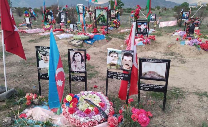 Ermeniler, Karabağ’da bulunan Ağdam Cuma Camii’ne zarar verip ahır olarak kullanmış