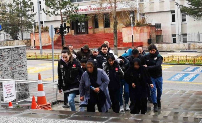 Erzurum’da saç sprey tüplerine saklanmış uyuşturucu ele geçirildi