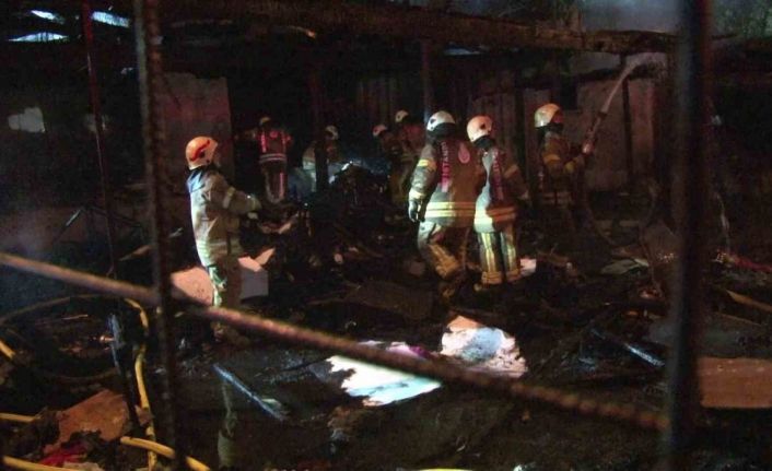 Esenyurt’ta ikinci el eşya dükkanı alev alev yandı: Alevler yan tarafındaki binaya sıçradı