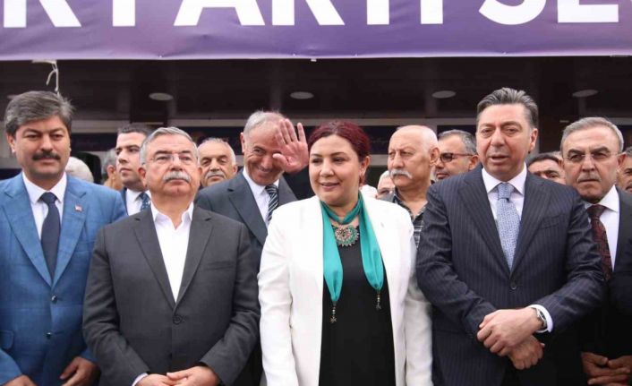 Eski TBMM Başkanı Yılmaz: "Milletin duasını almak için çalışanların yanında olun"