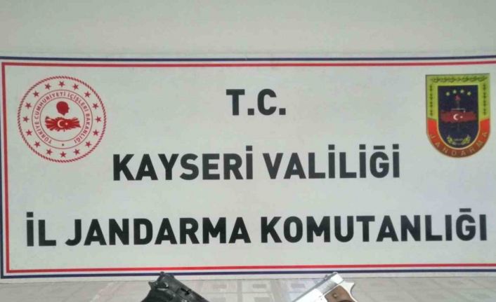Evinde ruhsatsız tabancalarla yakalandı