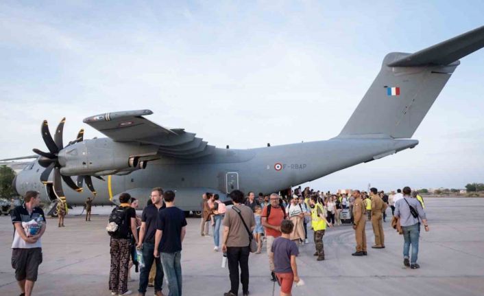 Fransa, farklı milletlerden oluşan 100 kişilik ilk grubu Sudan’dan tahliye etti