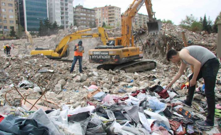 Galeri İş Merkezi enkazında kalan 3 milyon değerindeki iş kıyafetleri hak sahibi tarafından toplandı