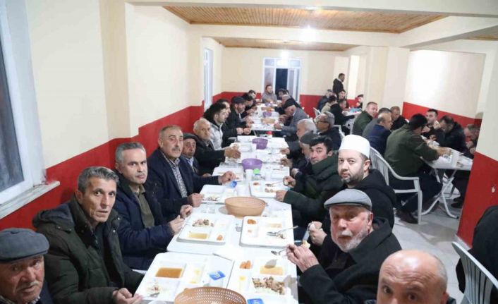 Gençlerinden mahalleliye iftar sürprizi