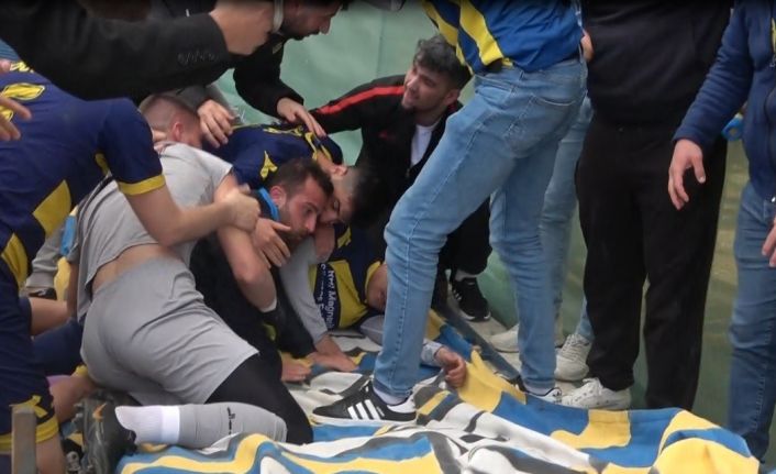 Gol sonrası güvenlik bariyerlerini devrilmesi sonucu futbolcu ve taraftarlar ölümden döndü