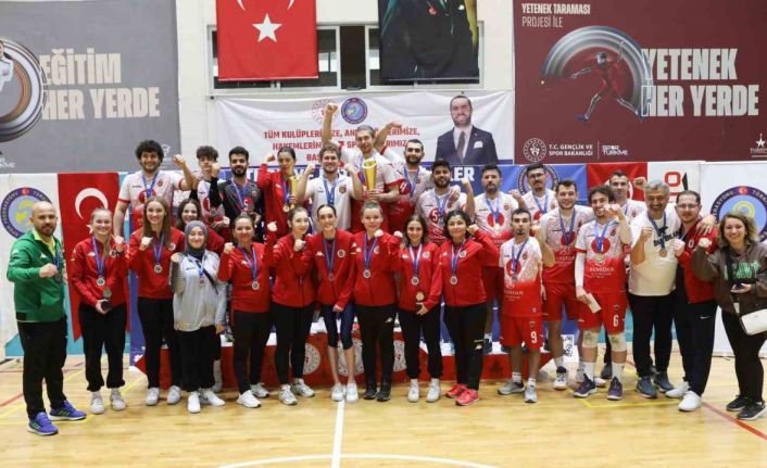 Gölcük’ün işitme engelliler kadın ve erkek voleybol takımı 3. kez Türkiye şampiyonu oldu