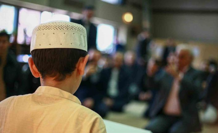 Görme engelli depremzede parmaklarıyla Kur’an-ı Kerim’i görerek hafız oldu