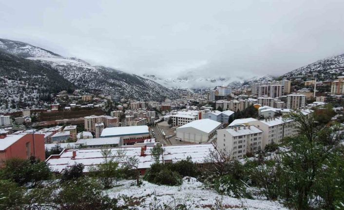 Gümüşhane kent merkezi Nisan ayının son günlerinde beyaz gelinliğini giydi