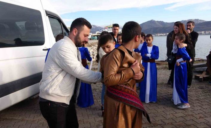 Hakkarili minikler ilk kez feribota binip Van Gölü kıyısında halay çekti