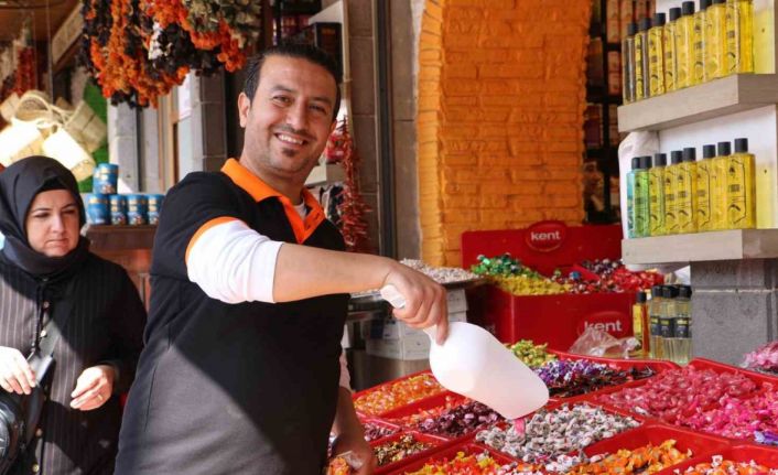 Her sene müzikli geçen bayram telaşı, bu sene deprem bölgesinde sessiz geçiyor