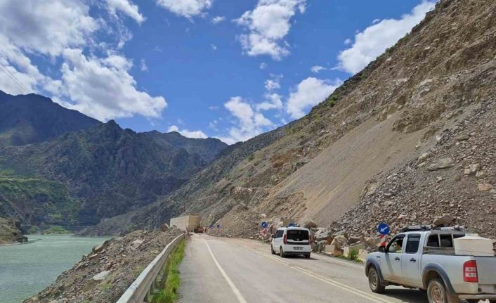 Heyelan nedeniyle kapanan Artvin-Erzurum karayolu 2 gün sonra ulaşıma açıldı